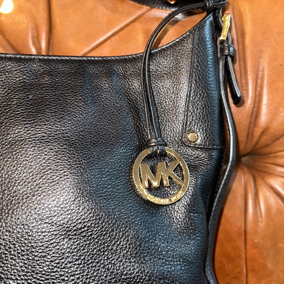 MICHAEL KORS BLACK LEATHER SHOULDER BAG. INCLUDES DUST BAG - Picture 4 of 6